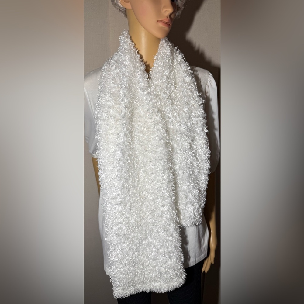 Soft, elegant and perfect condition. This is lovely for a winter day. 54” long
